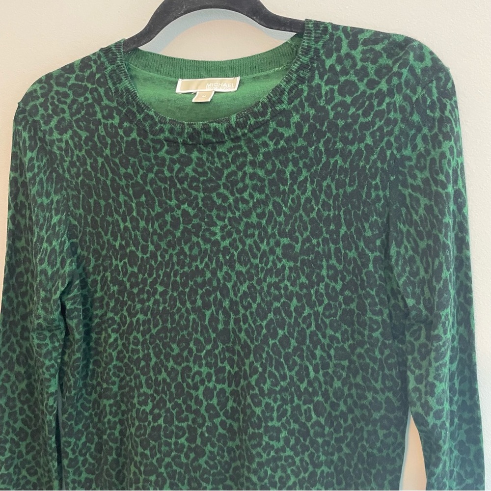 MICHAEL KORS Green Cheetah Print Lightweight Sweater - Size Medium - Picture 3 of 9